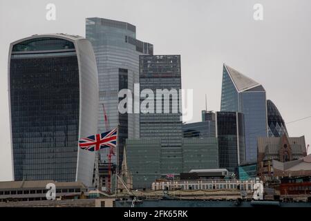 Londres, Royaume-Uni. 28 avril 2021. Le drapeau britannique bascule dans le vent avec City of London en arrière-plan, les restrictions du coronavirus commencent à diminuer et l'économie commence à reprendre à Londres, en Angleterre, le 28 avril 2021. (Photo par Dominika Zarzycka/Sipa USA) crédit: SIPA USA/Alay Live News Banque D'Images