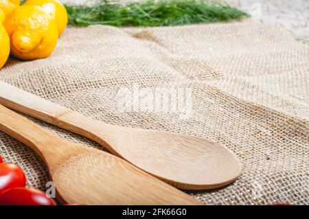 Lime fenouil thym et tomates composition alimentaire pour la publicité Banque D'Images