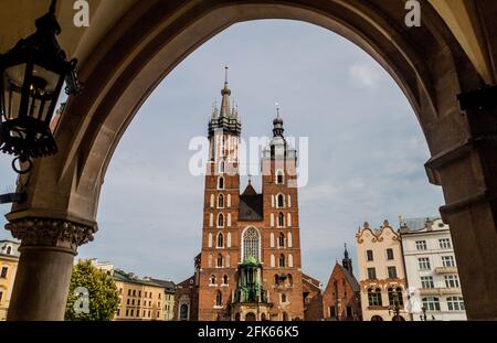 Église Sainte-Marie vue depuis le Cloth Hall sur la place du marché à Cracovie, en Pologne Banque D'Images