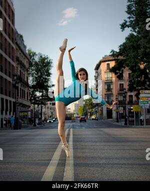 Portrait d'une jeune ballerine sur les chaussures de pointe dans le rue Banque D'Images