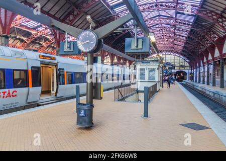 COPENHAGUE, DANEMARK - 26 AOÛT 2016 : plate-forme de la gare centrale de Copenhague, gare principale de Copenhague, Danemark Banque D'Images