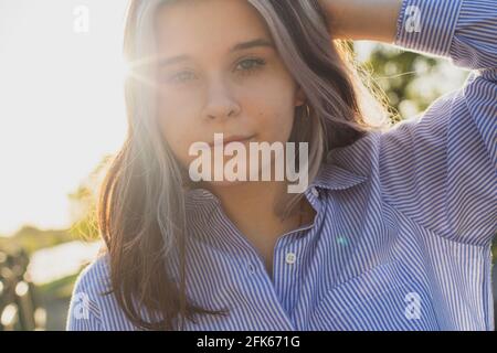 Portrait d'une fille souriante illuminée par le soleil Banque D'Images
