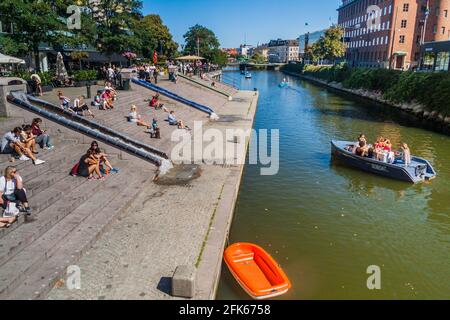 MALMO, SUÈDE - 27 AOÛT 2016 : les gens profitent d'une journée ensoleillée au canal de Rorsjo à Malmo, Suède. Banque D'Images