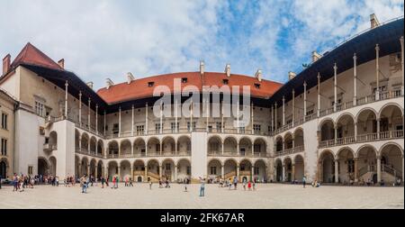 CRACOVIE, POLOGNE - 3 SEPTEMBRE 2016 : les touristes visitent une cour du château de Wawel à Cracovie, en Pologne Banque D'Images