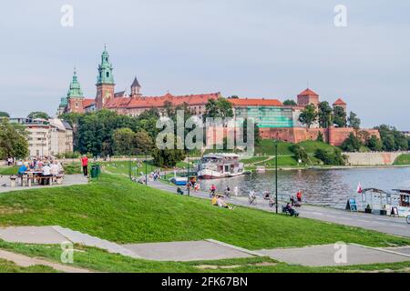CRACOVIE, POLOGNE - 4 SEPTEMBRE 2016 : les gens marchent le long de la Vistule, en face du château de Wawel à Cracovie, en Pologne Banque D'Images
