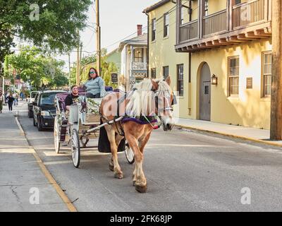 Promenade en calèche en voiture touristique dans les rues de St Augustine, Floride, États-Unis. Banque D'Images