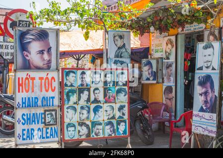 Des images photographiques de personnages occidentaux célèbres, dont David Beckham, à l'extérieur d'un salon de coiffure pour gentleman, Hoi an, Vietnam Banque D'Images