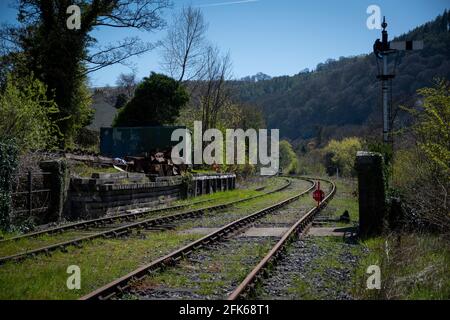 Deux lignes de chemin de fer en direction de la gare de Llangollen avec signaux sur le côté de la voie Banque D'Images