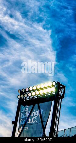 Le stade illumine le ciel en fin d'après-midi Banque D'Images