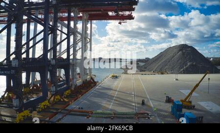 Port de Stockholm Norvik, Suède, 2020-03-18: Vue aérienne de l'installation de nouvelles grues, expédiées de la Chine à la Suède. Photo de haute qualité Banque D'Images