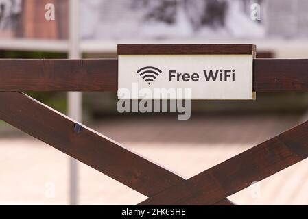 Connexion Wi-Fi gratuite. Signez sur la clôture au sujet de l'Internet gratuit. Banque D'Images