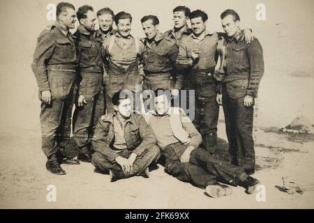 Soldats de l'armée polonaise pendant la Seconde Guerre mondiale Poser pour une photo de groupe pendant la campagne du Moyen-Orient vers 1943 Banque D'Images