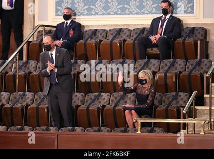 WASHINGTON, DC - 28 AVRIL : le deuxième homme des États-Unis Doug Emhoff (L) et le Dr Jill Biden regardent l'allocution du président américain Joe Biden à une séance conjointe du congrès dans la salle de la Chambre du Capitole des États-Unis le 28 avril 2021 à Washington, DC. À la veille de son 100e jour de mandat, Biden a parlé de son plan visant à relancer l'économie et la santé de l'Amérique alors qu'elle continue de se remettre d'une pandémie dévastatrice. Il a prononcé son discours devant 200 législateurs invités et d'autres représentants du gouvernement au lieu des 1600 invités normaux en raison de la pandémie COVID-19 en cours. (Photo par Chip Somodevilla/Pool/ Banque D'Images