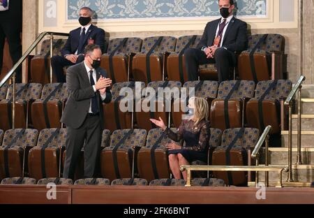 WASHINGTON, DC - 28 AVRIL : le deuxième homme des États-Unis Doug Emhoff (L) et le Dr Jill Biden regardent l'allocution du président américain Joe Biden à une séance conjointe du congrès dans la salle de la Chambre du Capitole des États-Unis le 28 avril 2021 à Washington, DC. À la veille de son 100e jour de mandat, Biden a parlé de son plan visant à relancer l'économie et la santé de l'Amérique alors qu'elle continue de se remettre d'une pandémie dévastatrice. Il a prononcé son discours devant 200 législateurs invités et d'autres représentants du gouvernement au lieu des 1600 invités normaux en raison de la pandémie COVID-19 en cours. (Photo par Chip Somodevilla/Pool/ Banque D'Images