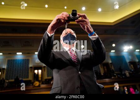 WASHINGTON, DC - AVRIL 28 : le sénateur Patrick J. Leahy (D-Vt.) prend une photo avant que le président Joe Biden n'arrive à prendre la parole lors d'une session conjointe du Congrès, avec le vice-président Kamala Harris et la présidente de la Chambre Nancy Pelosi (D-Calif.) sur la tribune derrière lui, le mercredi 28 avril 2021. (Photo de Melina Mara/The Washington Post/POOL)Credit: Melina Mara/Pool via CNP | usage dans le monde entier Banque D'Images