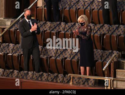 WASHINGTON, DC - 28 AVRIL : le deuxième homme des États-Unis Doug Emhoff (L) et le Dr Jill Biden prennent leurs sièges avant l'allocution du président américain Joe Biden à une séance conjointe du congrès dans la salle de la Chambre du Capitole des États-Unis le 28 avril 2021 à Washington, DC. À la veille de son 100e jour de mandat, Biden a parlé de son plan visant à relancer l'économie et la santé de l'Amérique alors qu'elle continue de se remettre d'une pandémie dévastatrice. Il a prononcé son discours devant 200 législateurs invités et d'autres représentants du gouvernement au lieu des 1600 invités normaux en raison de la pandémie COVID-19 en cours. (Photo par CH Banque D'Images