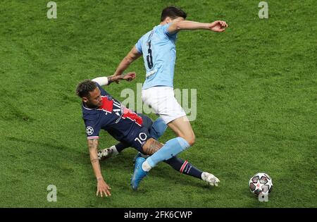 Paris, France. 28 avril 2021. Neymar (L) de Paris Saint-Germain vies avec Ruben Dias de Manchester City lors de la demi-finale du match de football de la première jambe de la Ligue des champions de l'UEFA à Paris, France, le 28 avril 2021. Credit: Gao Jing/Xinhua/Alamy Live News Banque D'Images