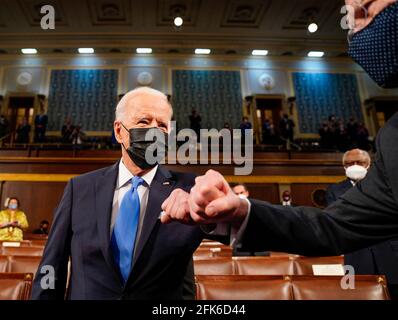 WASHINGTON, DC - AVRIL 28: Le Président Joe Biden Fist bosses Senor. Patrick J. Leahy (D-Vt.) arrive pour son allocution à une session conjointe du Congrès, avec le Vice-Président Kamala Harris et la Présidente de la Chambre Nancy Pelosi (D-Calif.) sur le dais derrière lui, le mercredi 28 avril 2021. Biden a parlé à une nation cherchant à émerger de crises doubles de pandémie et de glissement économique dans son premier discours à une session conjointe du Congrès. (Melina Mara/The Washington Post)Credit: Melina Mara/Pool via CNP | usage dans le monde entier Banque D'Images