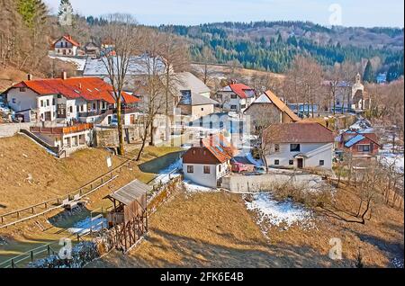 Vue sur le terrain du tournoi et les maisons de séjour de Predjama, vue du château médiéval, Parc de la grotte de Postojna, Slovénie Banque D'Images