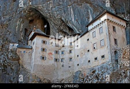 La façade médiévale en pierre du château de Predjama, construite dans l'embouchure de la grotte, Parc de la grotte de Postojna, Slovénie Banque D'Images