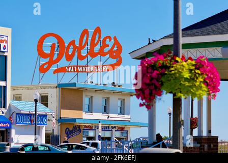 Rehoboth Beach, Delaware, États-Unis - le 17 septembre 2017 : le magasin et le panneau historiques Doles Salt Water Tongy sont des points de repère sur la promenade de Rehoboth Beach. Banque D'Images