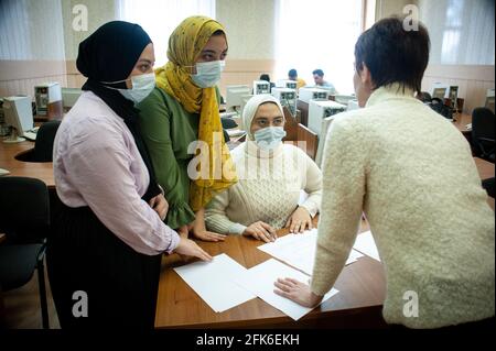 Tambov, Russie. 28 avril 2021. Des étudiants portant des hijabs et des masques assistent à un cours d'informatique à l'Université d'État de Tambov. Tambov a accueilli l'Olympiade en physique, chimie et informatique parmi des étudiants étrangers étudiant dans diverses universités de la région de Tambov. (Photo de Lev Vlasov/SOPA Images/Sipa USA) crédit: SIPA USA/Alay Live News Banque D'Images