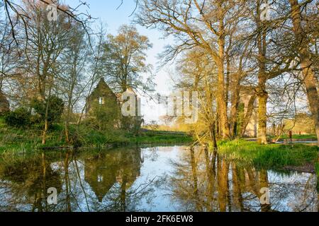 En fin d'après-midi, au printemps, aux ruines de Minster Lovell Hall. Minster Lovell, Oxfordshire, Angleterre Banque D'Images