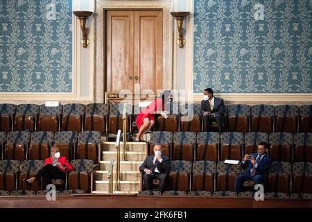 États-Unis. 28 avril 2021. De gauche à droite, le Del. Eleanor Holmes Norton, D.C., Stephanie Murphy, D-Fla, Représentante David Cicilline, D-R.I., le représentant Ritchie Torres, D-N.Y., et le représentant Raul Ruiz, D-Calif., sont assis socialement distancés dans la galerie du visotr dans la salle de la Chambre pour l'allocution du Président Joe Biden à la session conjointe du Congrès, le mercredi 28 avril 2021. Credit: Caroline Brehman/Pool via CNP/Media Punch/Alay Live News Banque D'Images