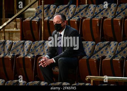 Washington, États-Unis. 28 avril 2021. Le deuxième monsieur Doug Emhoff attend que le président Joe Biden présente son premier discours conjoint à une session du Congrès au Capitole des États-Unis à Washington, DC, le mercredi 28 avril 2021. Photo de piscine par Jim Watson/UPI crédit: UPI/Alay Live News Banque D'Images