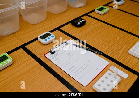 Norddorf, Allemagne. 28 avril 2021. Les ustensiles pour effectuer un test de corona se trouvent sur une table de l'hôtel Seeblick on Amrum. Le 1er mai, le projet 'Model Region Kreis Nordfriesland' commence. Ensuite, les hôtes de nuit peuvent être reçus sur les îles de la Frise du Nord sous certaines conditions. Credit: Frank Molter/dpa/Alay Live News Banque D'Images