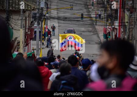 Ipiales, Narino, Colombie. 28 avril 2021. Drapeau en train d'être brandi en démonstration contre la réforme fiscale à Ipiales le 28 avril 2021 crédit: Juan Camilo Erazo Caicedo/LongVisual/ZUMA Wire/Alamy Live News Banque D'Images