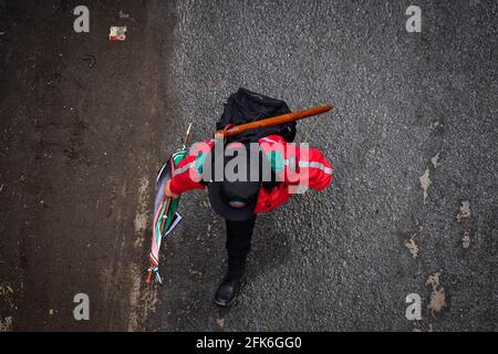 Ipiales, Narino, Colombie. 28 avril 2021. La garde indigène protège le cours de la manifestation et de ses démostrateurs à Ipiales le 28 avril 2021 crédit: Juan Camilo Erazo Caicedo/LongVisual/ZUMA Wire/Alamy Live News Banque D'Images