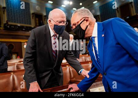 Washington, DC, États-Unis. 28 avril 2021. Le chef de la majorité au Sénat Charles E. Schumer (D-N.Y.), à droite, s'entretient avec le sénateur Patrick J. Leahy (D-V.) avant que le président Joe Biden ne s'adresse à une session conjointe du Congrès, avec le vice-président Kamala Harris et la présidente de la Chambre Nancy Pelosi (D-Californie), le mercredi 28 avril 2021. Crédit: Melina Mara/Pool via CNP/Media Punch/Alay Live News Banque D'Images