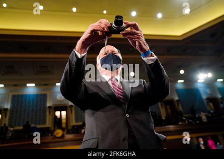 Washington, DC, États-Unis. 28 avril 2021. Le sénateur Patrick J. Leahy (D-Vt.) prend une photo avant que le président Joe Biden n'arrive à prendre la parole lors d'une session conjointe du Congrès, avec le vice-président Kamala Harris et la présidente de la Chambre Nancy Pelosi (D-Calif.) sur le dais derrière lui, le mercredi 28 avril 2021. Crédit: Melina Mara/Pool via CNP/Media Punch/Alay Live News Banque D'Images