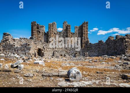 Une ancienne maison ruinée ville ruine. Basilique, datant du 3ème siècle après J.-C., sur le site antique d'Aspendos en Turquie. Banque D'Images