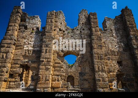 Une ancienne maison ruinée ville ruine. Basilique, datant du 3ème siècle après J.-C., sur le site antique d'Aspendos en Turquie. Banque D'Images