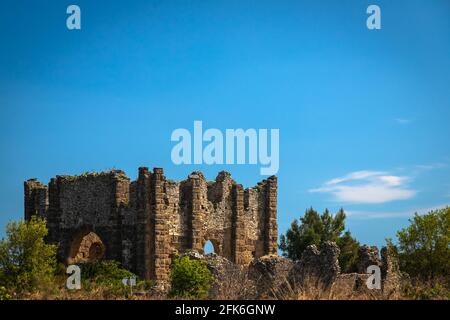 Une ancienne maison ruinée ville ruine. Basilique, datant du 3ème siècle après J.-C., sur le site antique d'Aspendos en Turquie. Banque D'Images