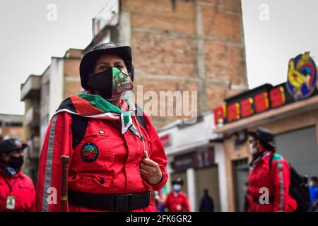 Ipiales, Narino, Colombie. 28 avril 2021. La garde indigène protège le cours de la manifestation et de ses démostrateurs à Ipiales le 28 avril 2021 crédit: Juan Camilo Erazo Caicedo/LongVisual/ZUMA Wire/Alamy Live News Banque D'Images