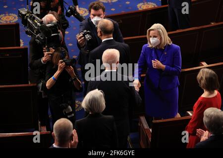 Washington, États-Unis. 28 avril 2021. Le président Joe Biden salue Liz Cheney, R-WY, avec une bosse de poing avant de livrer son premier discours conjoint à une session du Congrès à Washington DC, le mercredi 28 avril 2021. Photo de piscine par Chip Somodeville/UPI crédit: UPI/Alay Live News Banque D'Images