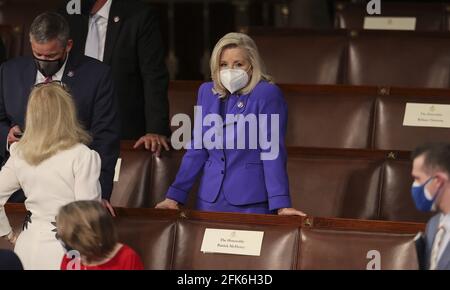 Washington, États-Unis. 28 avril 2021. Le représentant Liz Cheney, R-WY, attend d'entendre le président Joe Biden présenter son premier discours conjoint à une session du Congrès au Capitole des États-Unis à Washington DC, le mercredi 28 avril 2021. Photo de piscine par Jonathan Ernst/UPI crédit: UPI/Alay Live News Banque D'Images