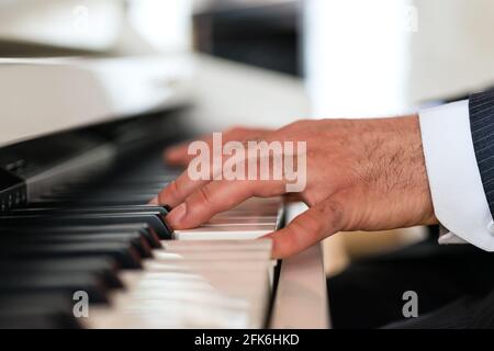 Sur un piano pianiste crée une belle ambiance musicale dans un restaurant Banque D'Images