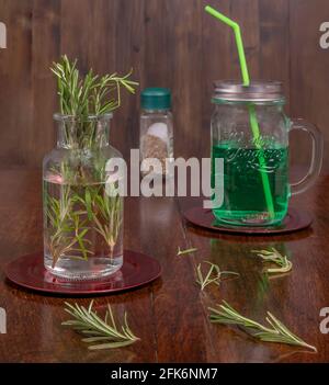 Composition d'herbes aromatiques utilisées de diverses façons pour cuisiner et créer des boissons naturelles Banque D'Images