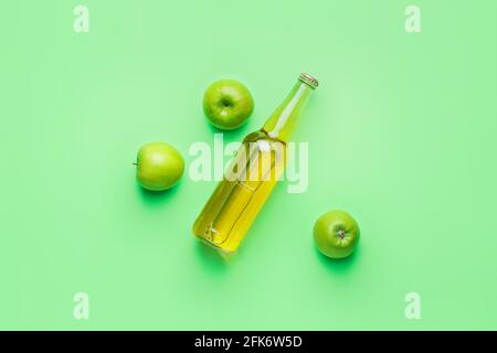 Composition avec bouteille de cidre de pomme sur fond de couleur Banque D'Images