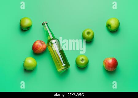 Composition avec bouteille de cidre de pomme sur fond de couleur Banque D'Images
