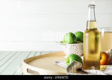 Composition avec cidre de pomme frais sur la table Banque D'Images