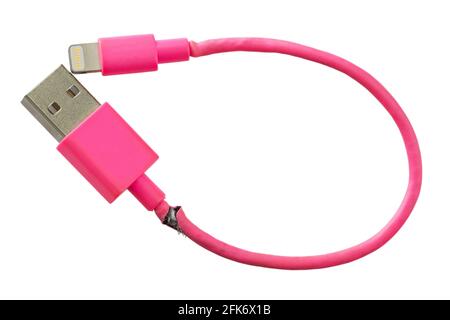 Gros plan du câble USB rose cassé du chargeur de smartphone isolé sur fond blanc Banque D'Images