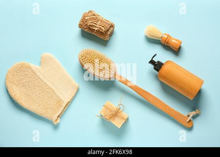 Composition avec brosse de massage et accessoires de bain sur fond de couleur Banque D'Images