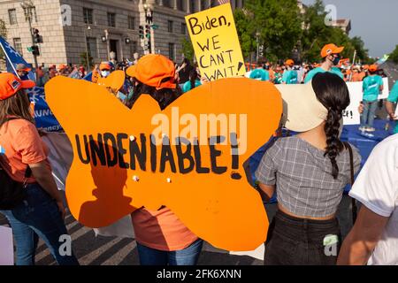 Washington, DC, États-Unis. 28 avril 2021. Photographié : les immigrants et les supporters marchaient pour exiger la fin des déportations, ce que Biden a promis de mettre fin - mais pas - pour la durée de ses 100 premiers jours au pouvoir. Crédit : Allison C Bailey / Alamy Live News Banque D'Images