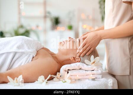 Femme mature recevoir massage du visage en instituts de beauté Banque D'Images
