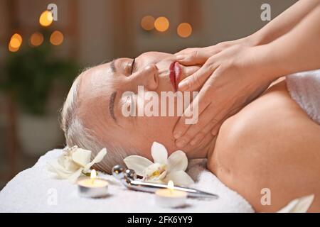 Femme mature recevoir massage du visage en instituts de beauté Banque D'Images